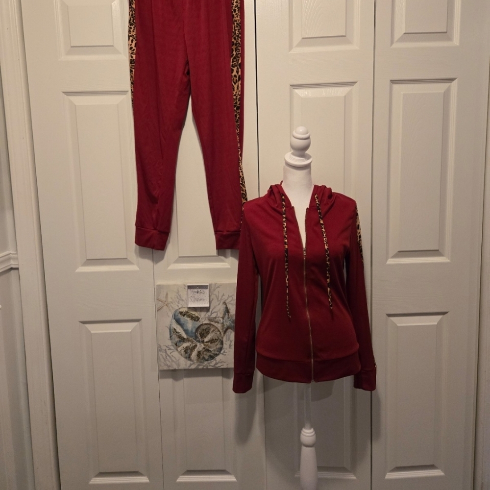 Shein 2pc pants and zipper jacketColor: maroon with leopard print Size L